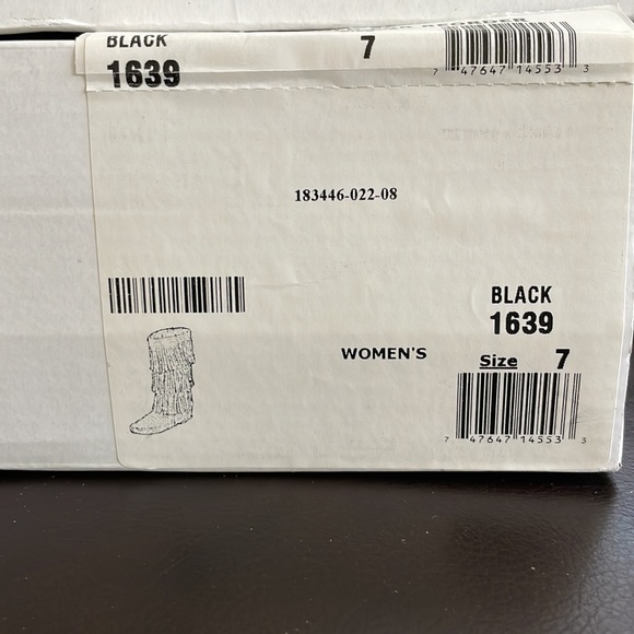 Minnetonka 3 Layer Fringe Boots - 7 - Picture 4 of 4